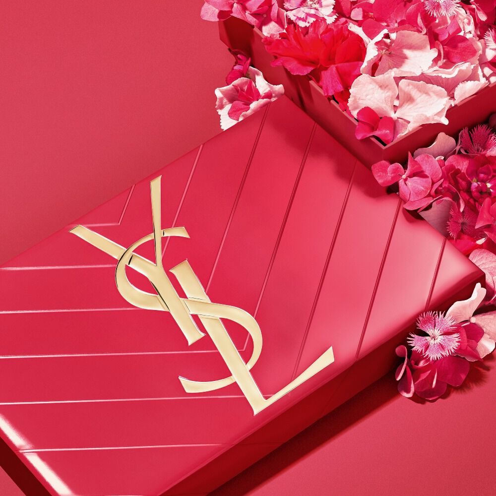 Set de regalo rosa del Dia de la Madre de YSL, con el iconico logotipo de Cassandre, desbordante de delicados acentos florales rosas.