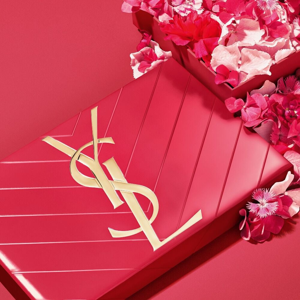 Set de regalo rosa del Dia de la Madre YSL, con el iconico logo de Cassandre y delicados acentos florales rosas.