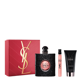 Set de primavera Black Opium de YSL con caja de regalo, Eau de Parfum Black Opium de 90 ml, travel spray de 10 ml y locion corporal de 50 ml sobre fondo blanco.