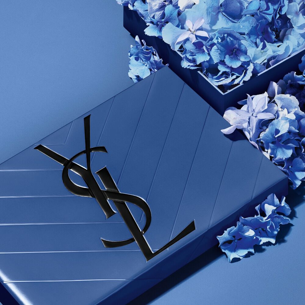 Set de regalo azul del Dia del Padre de YSL, con el iconico logotipo Cassandre, rebosante de delicados toques florales azules.