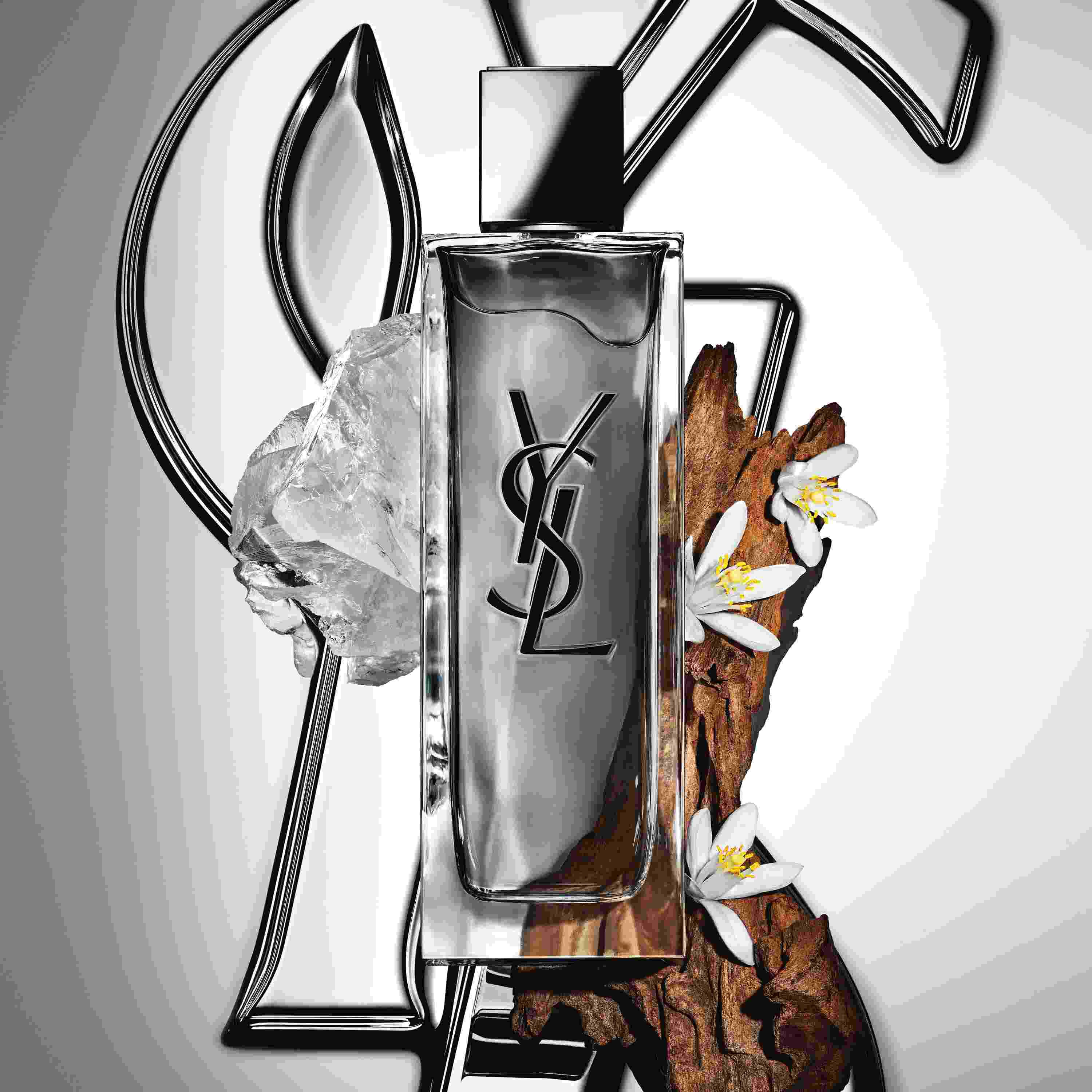 Frasco de perfume MYSLF de YSL con flores blancas, madera y roca de sal