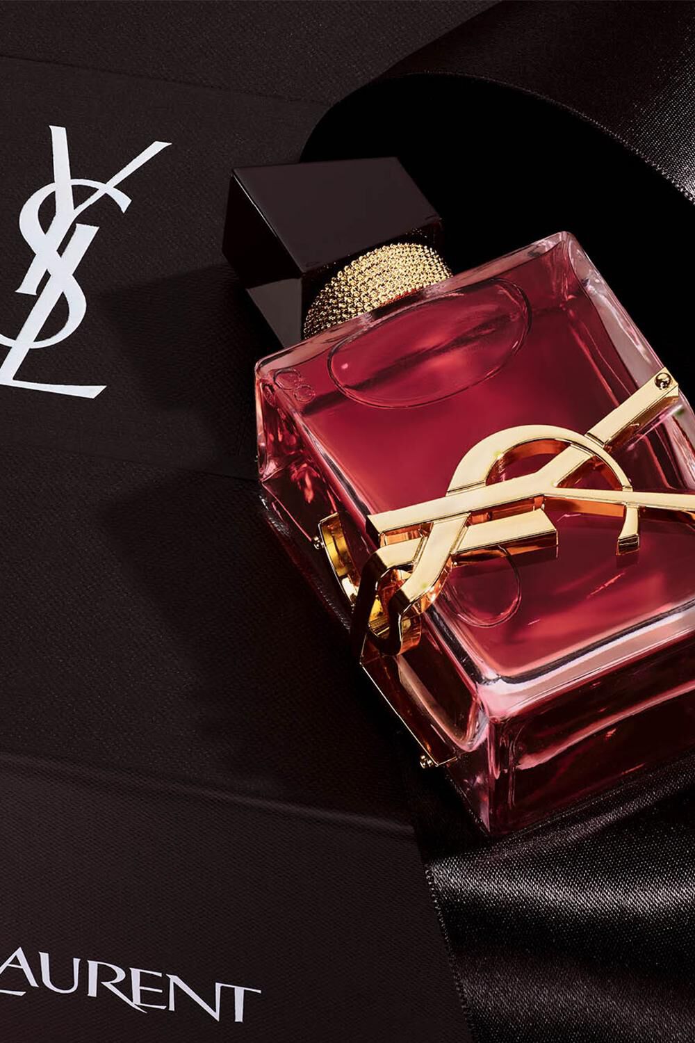 Perfume Libre EDP Berry Crush sobre fondo oscuro
