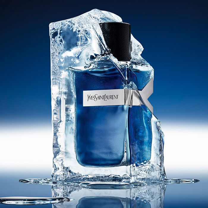 Frasco de perfume YSL Y Eau de Parfum dentro de un bloque de hielo
