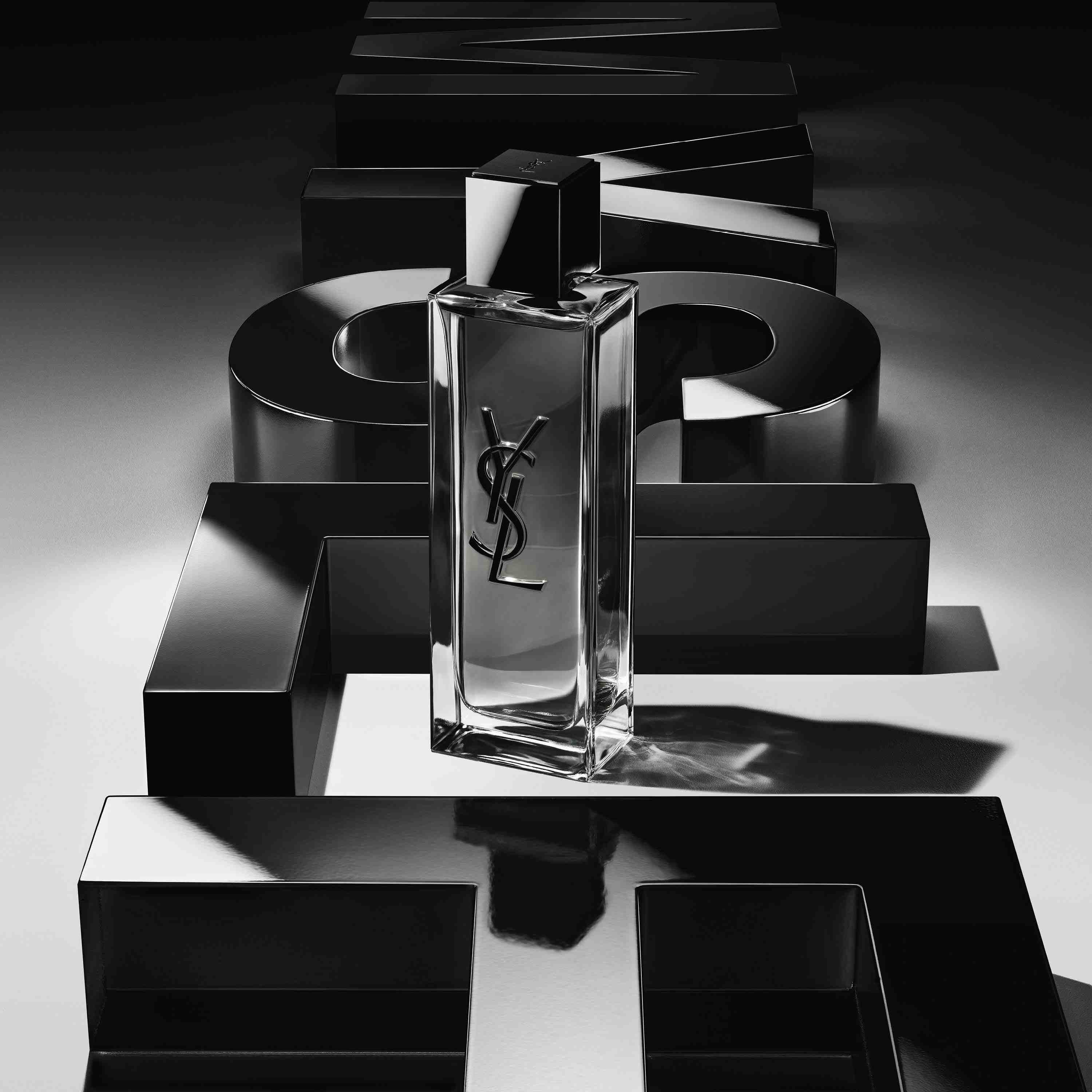 Frasco de perfume MYSLF de Yves Saint Laurent sobre fondo metalico