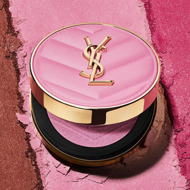 Rubor Make Me Blush de YSL en tono rosa claro sobre una textura de polvo de maquillaje
