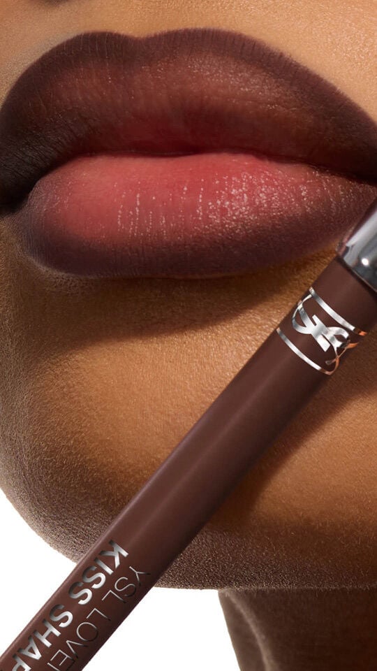 Labios de Bineta con YSL LOVENUDE Kiss Shaper en el tono 110, un primer plano mostrando el producto.