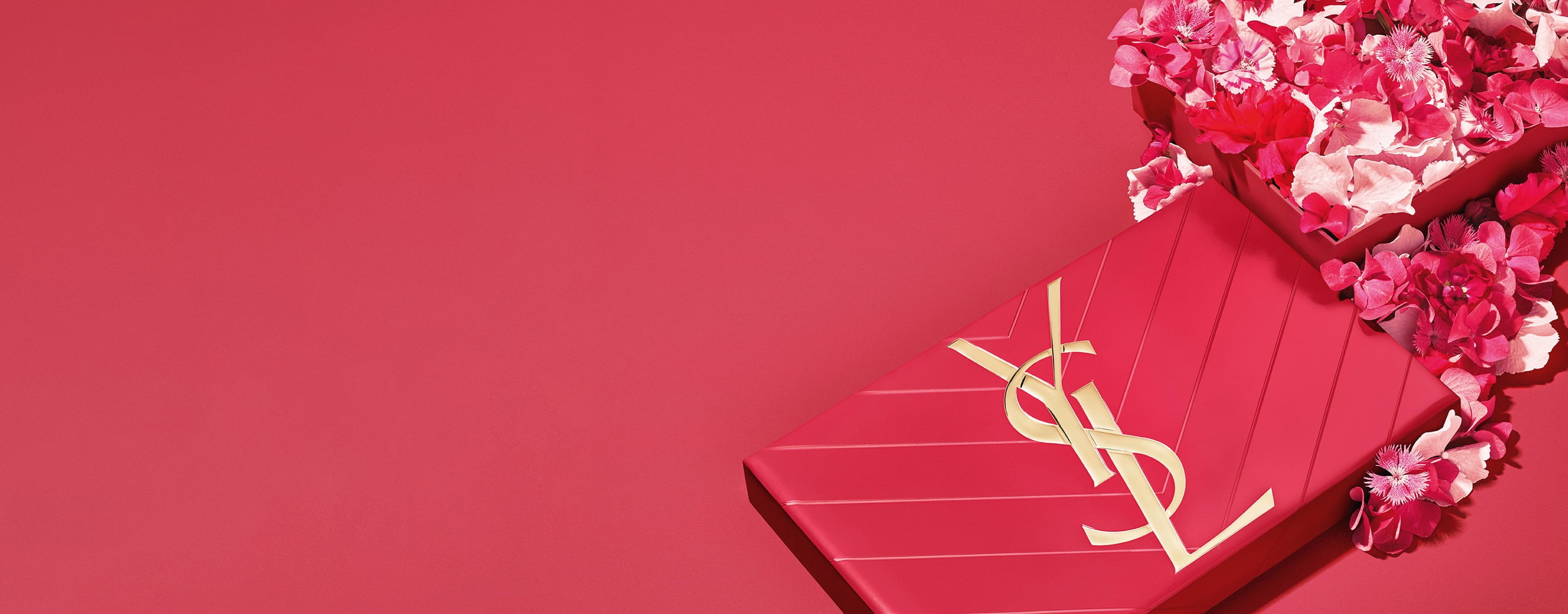 Set de regalo rosa de YSL del Día de la Madre, con el icónico logo Cassandre, desbordante de delicados acentos florales rosas.