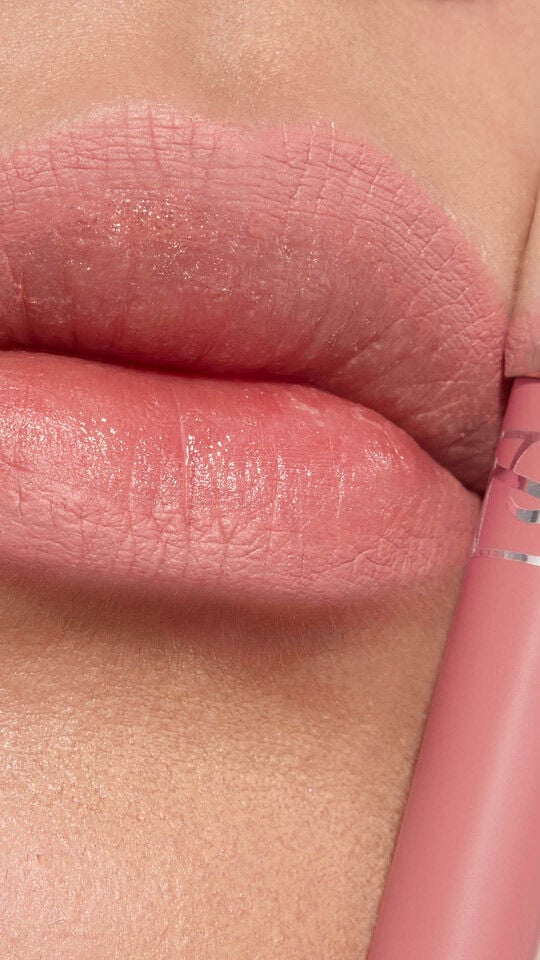Jia Lu Yi usando YSL LOVENUDE Kiss Shaper, tono 44, en piel clara. Primer plano de retrato.