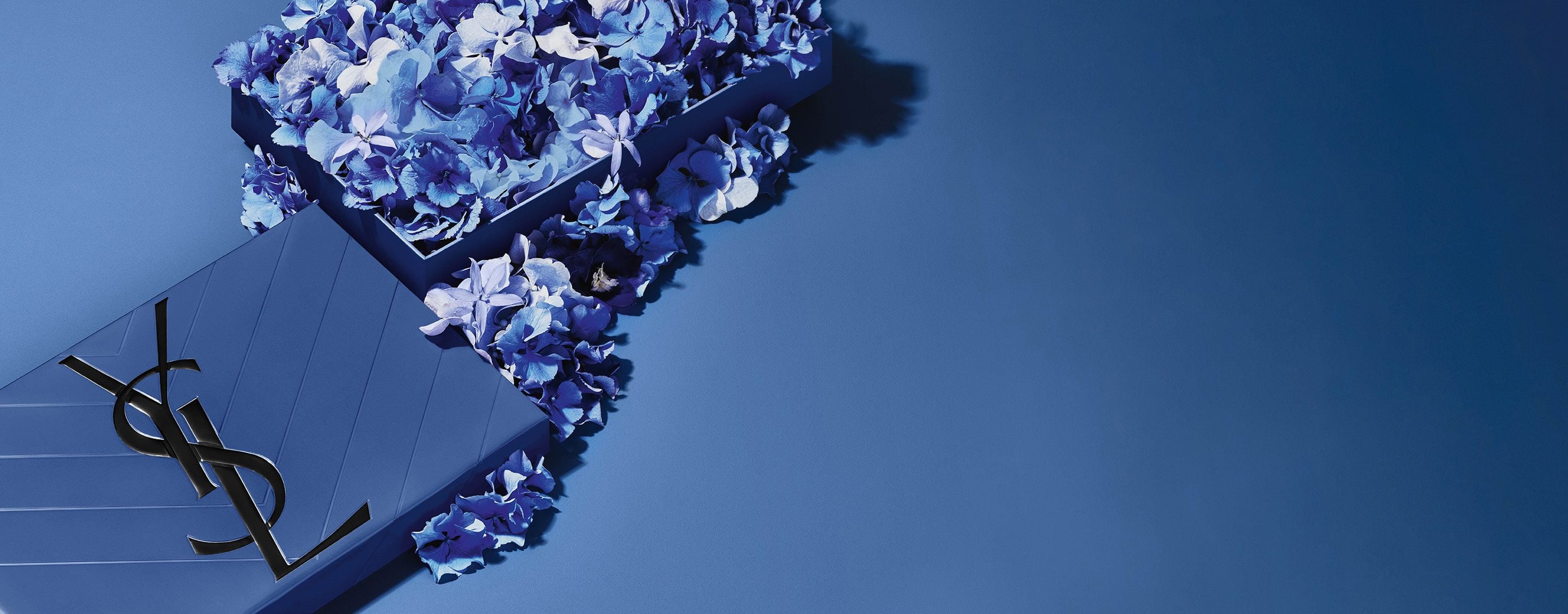 Set de regalo azul del Día del Padre de YSL, con el icónico logotipo Cassandre, rebosante de delicados toques florales azules.