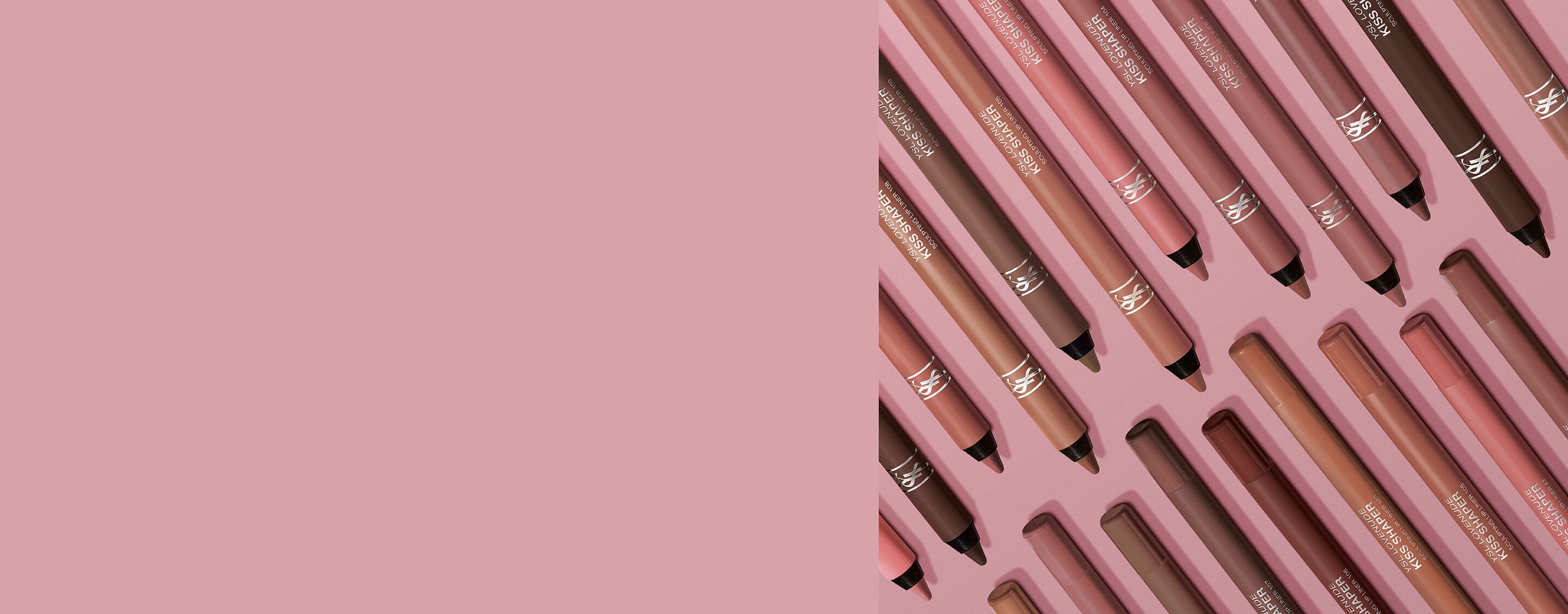 Perfiladores de labios YSL LOVENUDE KISS SHAPER organizados en un patrón de empaque rosa pálido.